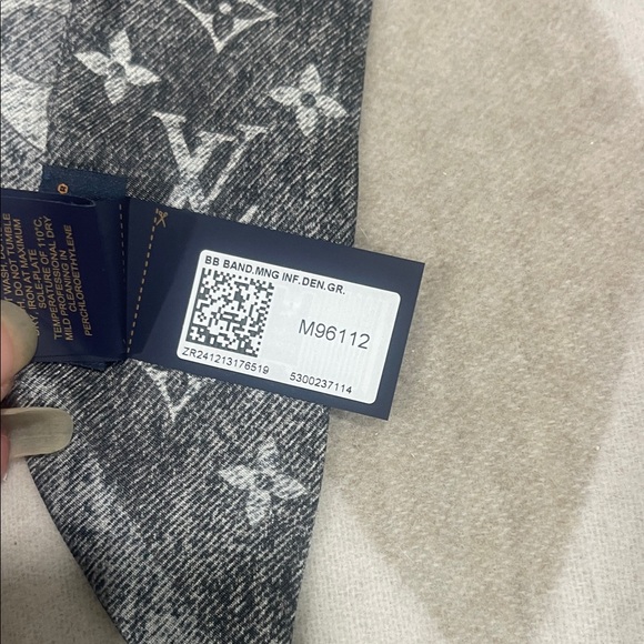 Louis Vuitton Gray Monogram Scarf/Twilly - Picture 7 of 7